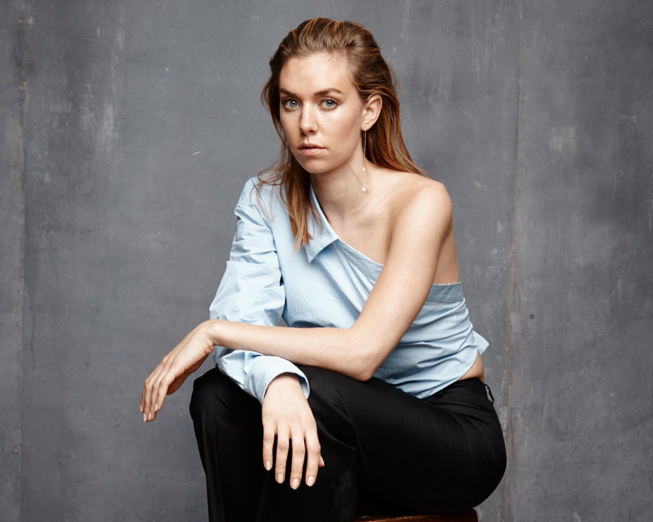 Английская актриса Ванесса Кирби на сером фоне