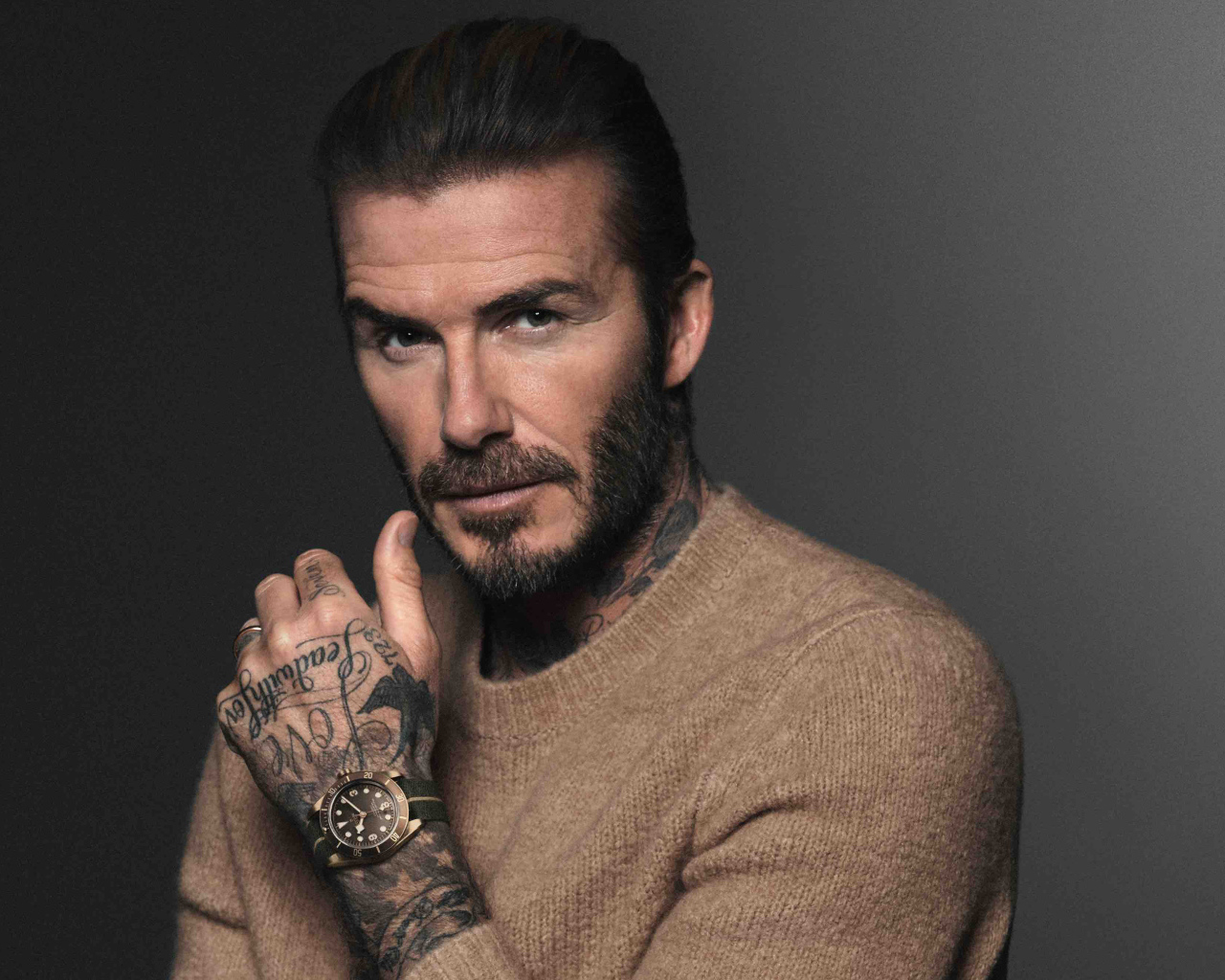 Английский футболист Дэвид Бекхэм с часами на руке