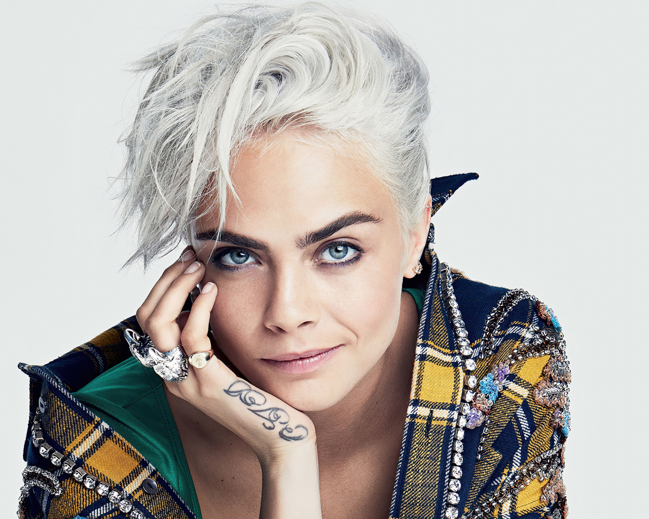 Модная Кара Делевинь с короткой стрижкой