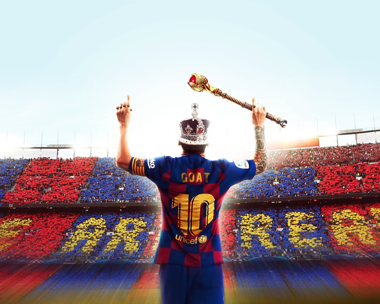 Футболист Лионель Месси в короне со скипетром на стадионе