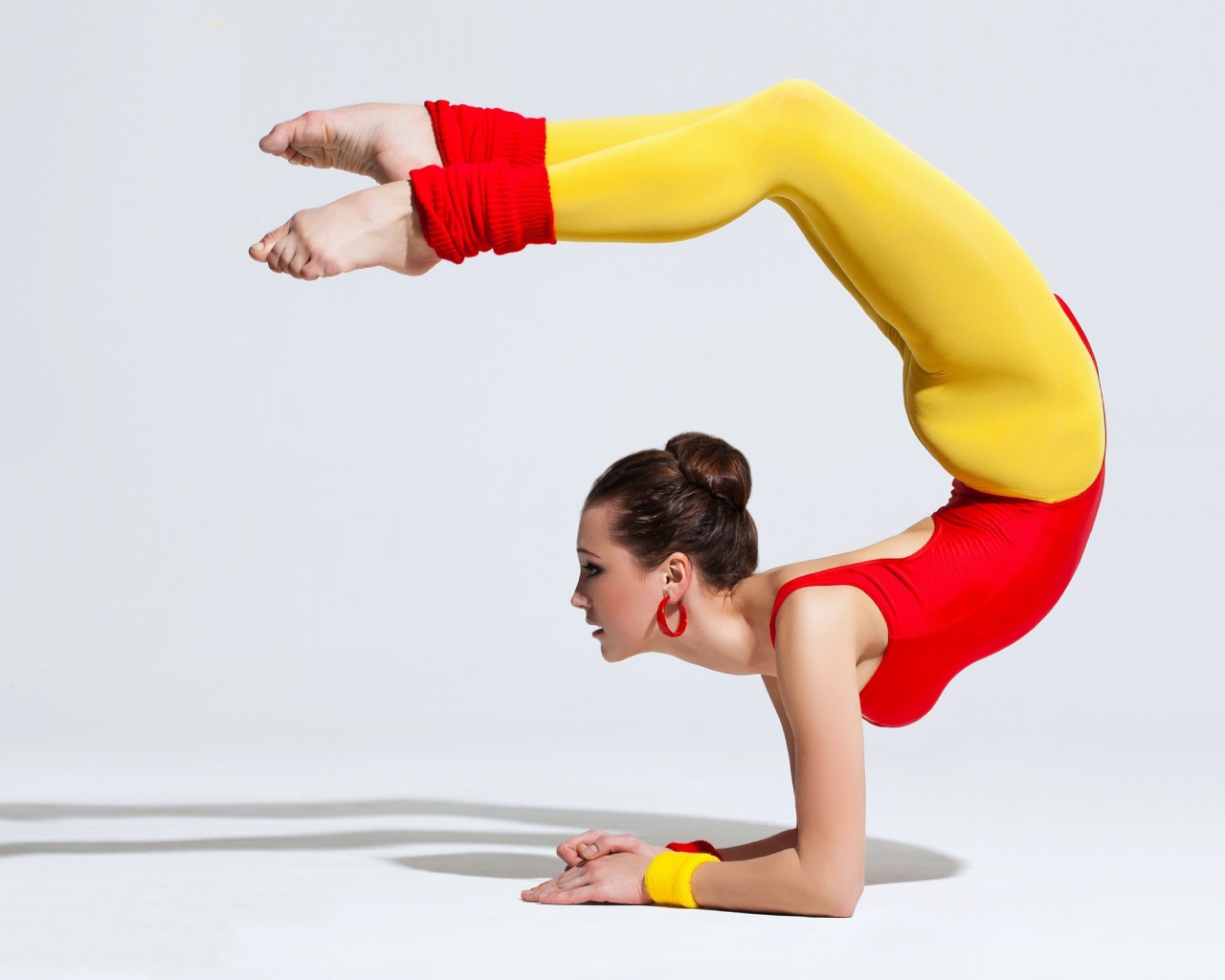 Девушка гимнастка делает стойку 