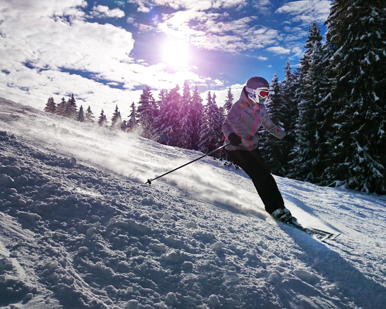 Девушка спускается на лыжах с горы