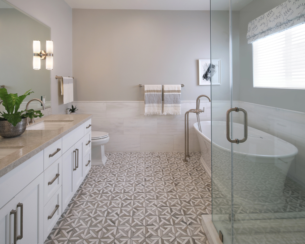 Ванная комната в серых тонах с белой ванной и душем