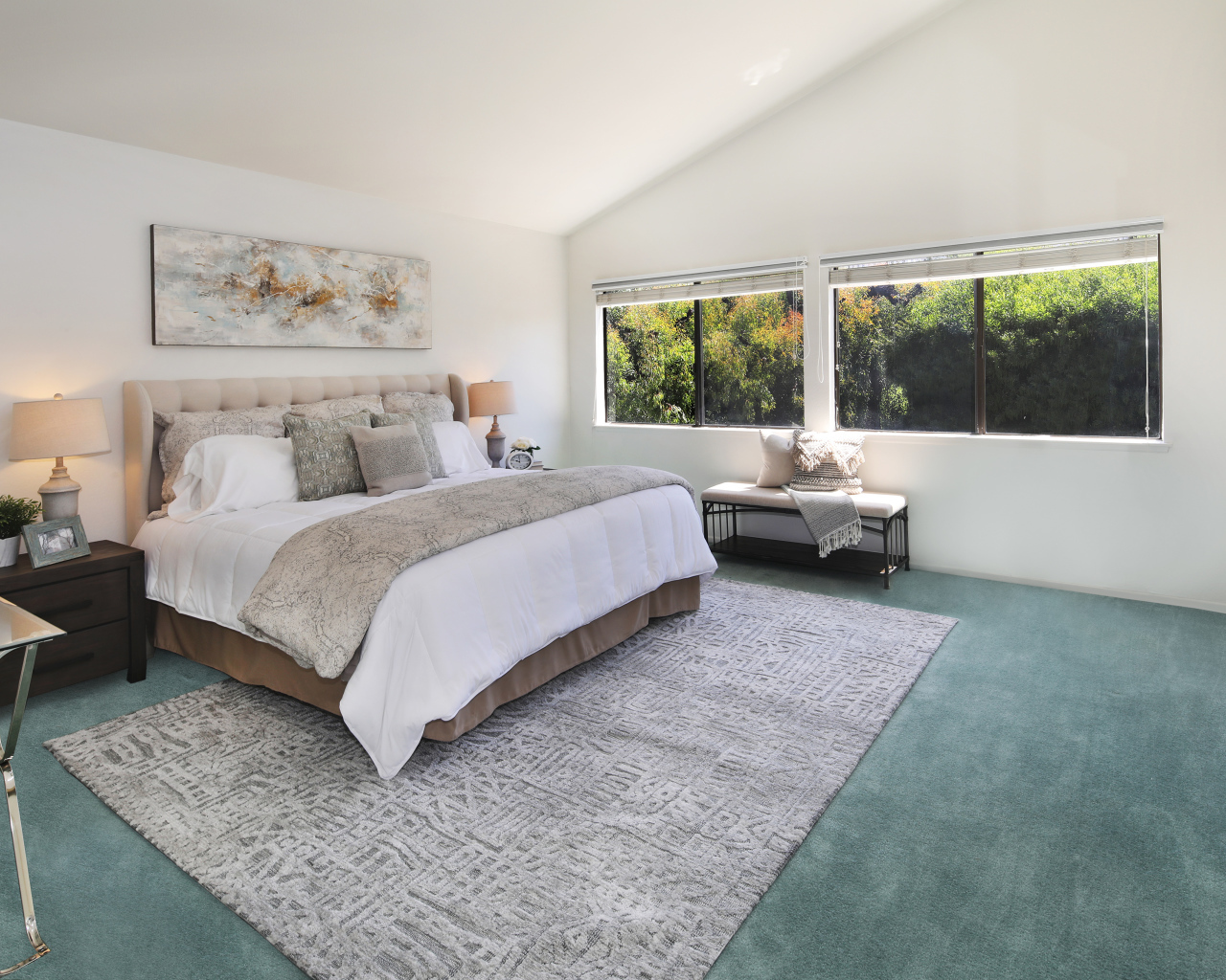 Серый интерьер спальной комнаты с большой  кроватью 