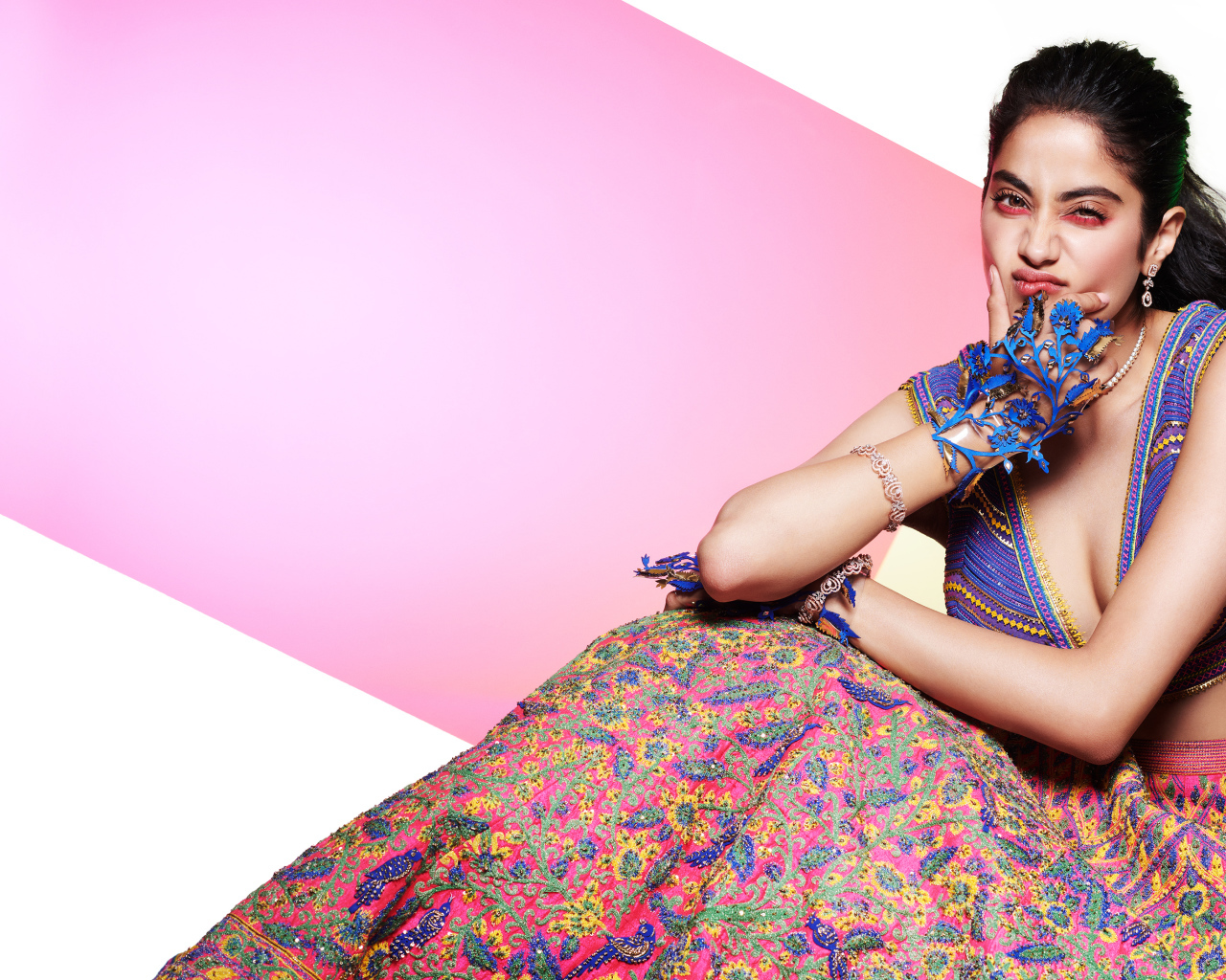 Индийская актриса Джанви Капур в ярком наряде