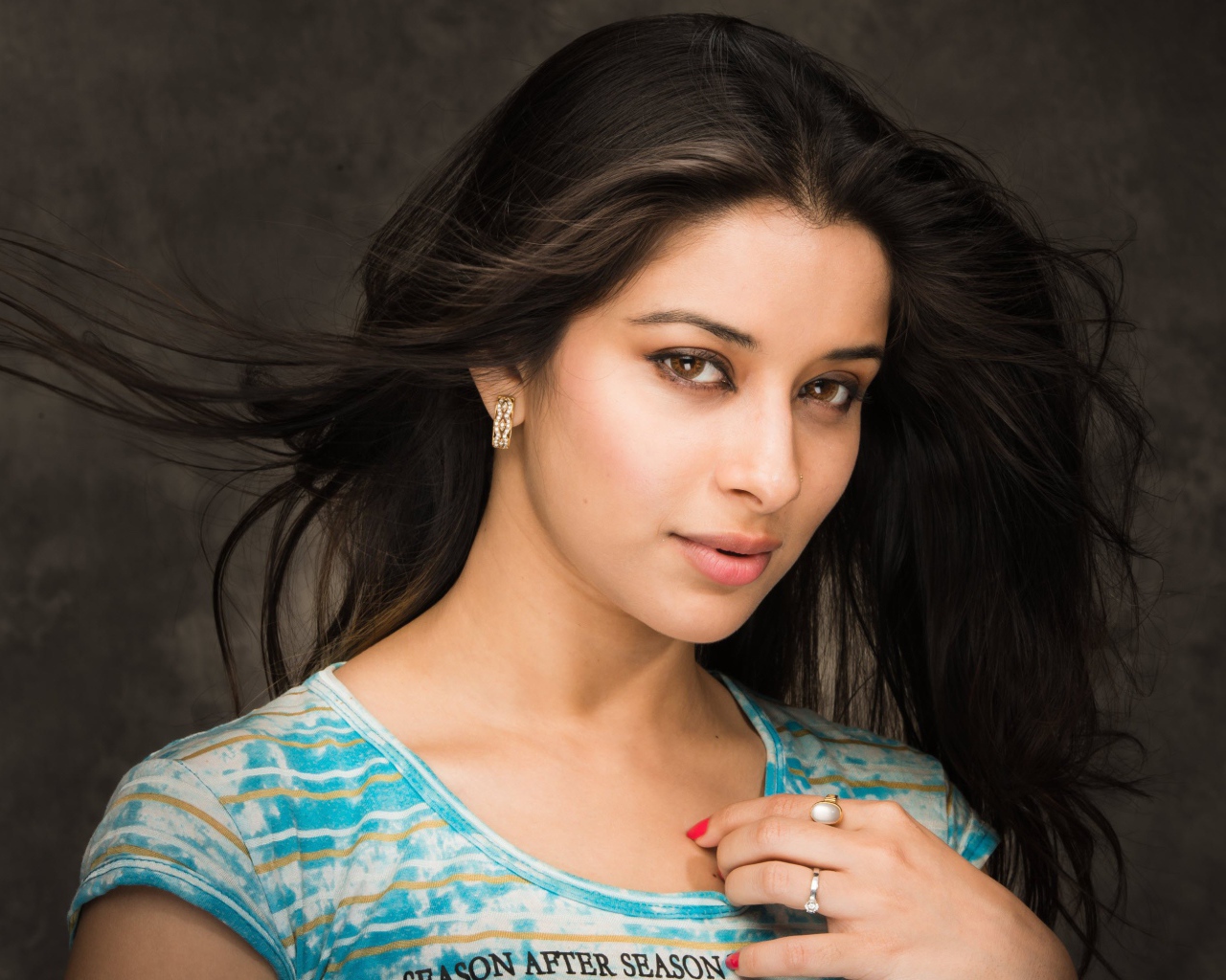 Индийская актриса Нира Банерджи на сером фоне