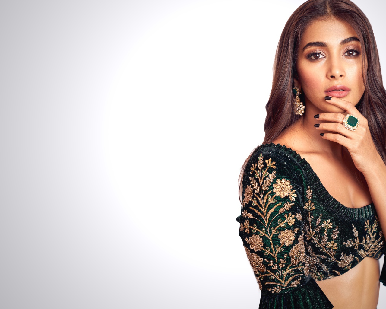 Индийская актриса Пуджа Хегде в красивом сари