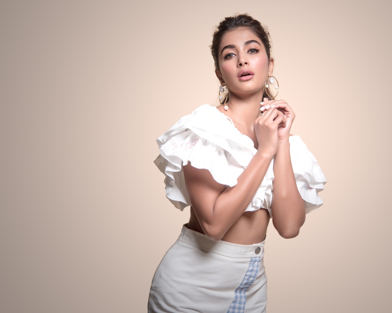 Индийская актриса Пуджа Хегде в белом костюме