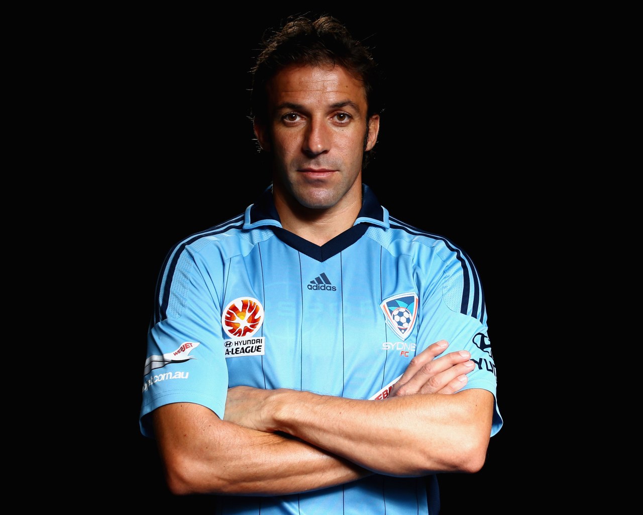 Итальянский футболист Алессандро Дель Пьеро на черном фоне