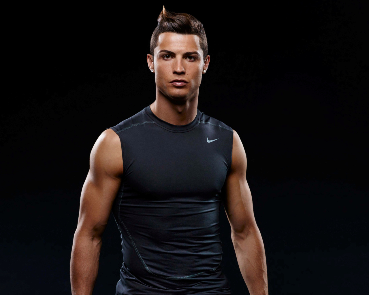 Футболист клуба Ювентус Криштиану Роналду на черном фоне