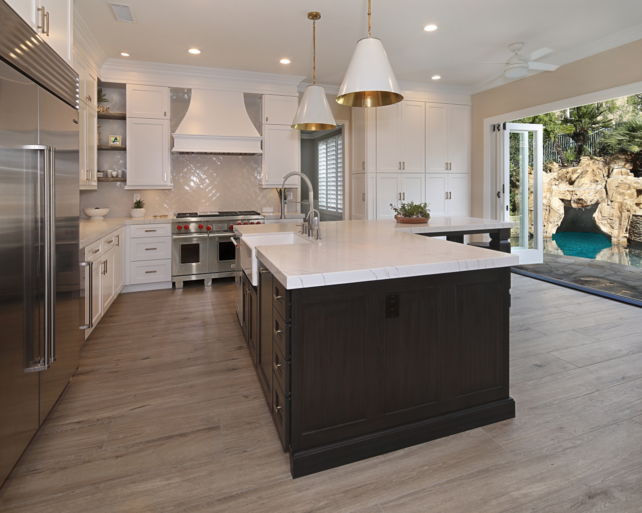 Кухня с большим холодильником с выходом в сад 