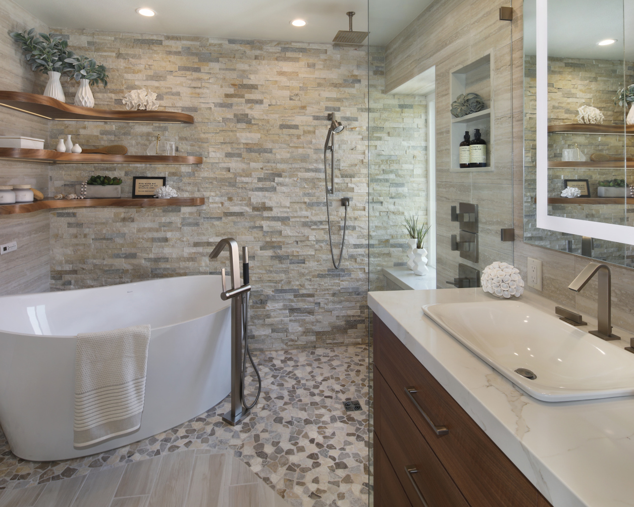 Большая ванная комната с кирпичными стенами 