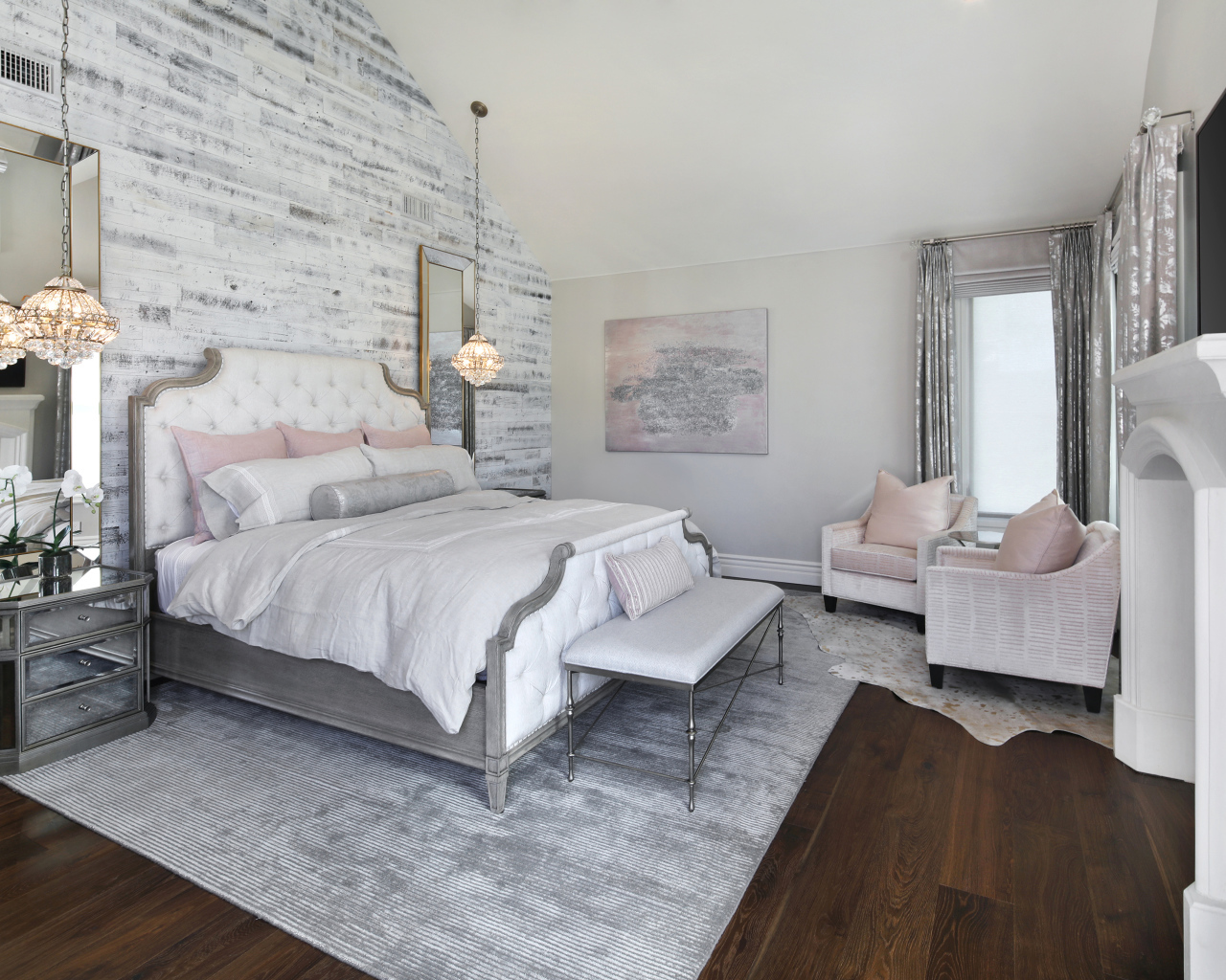 Большая кровать в светлой спальне  с камином