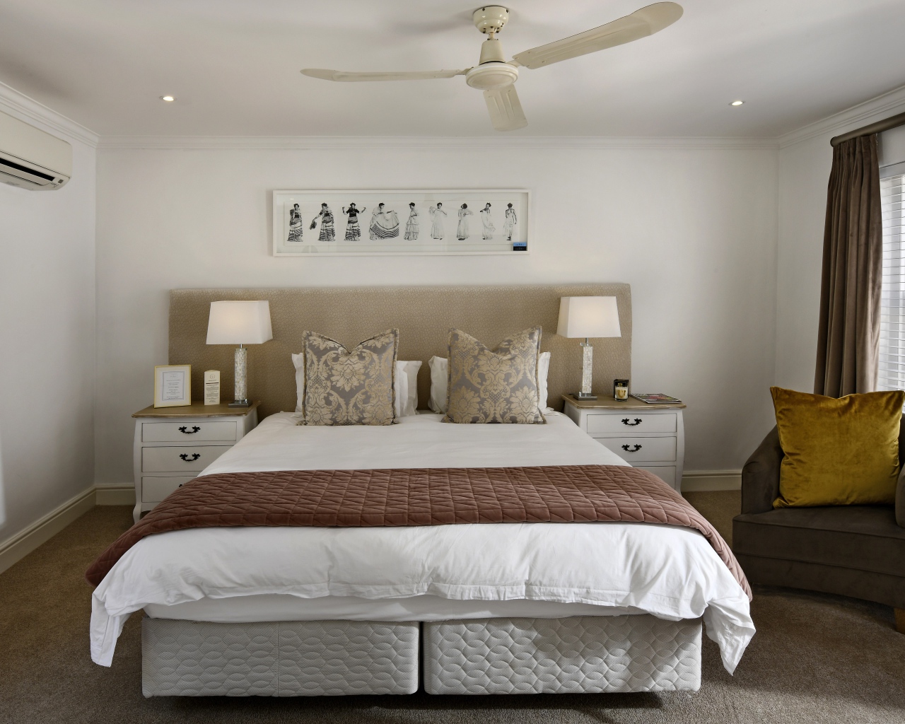 Большая кровать в спальне с вентилятором