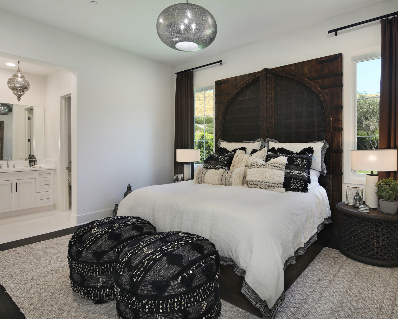 Большая спальная комната с кроватью и ванной комнатой 