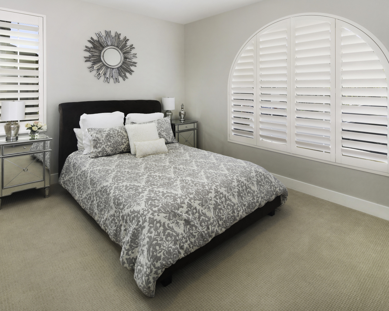 Большая спальня с кроватью и окном 