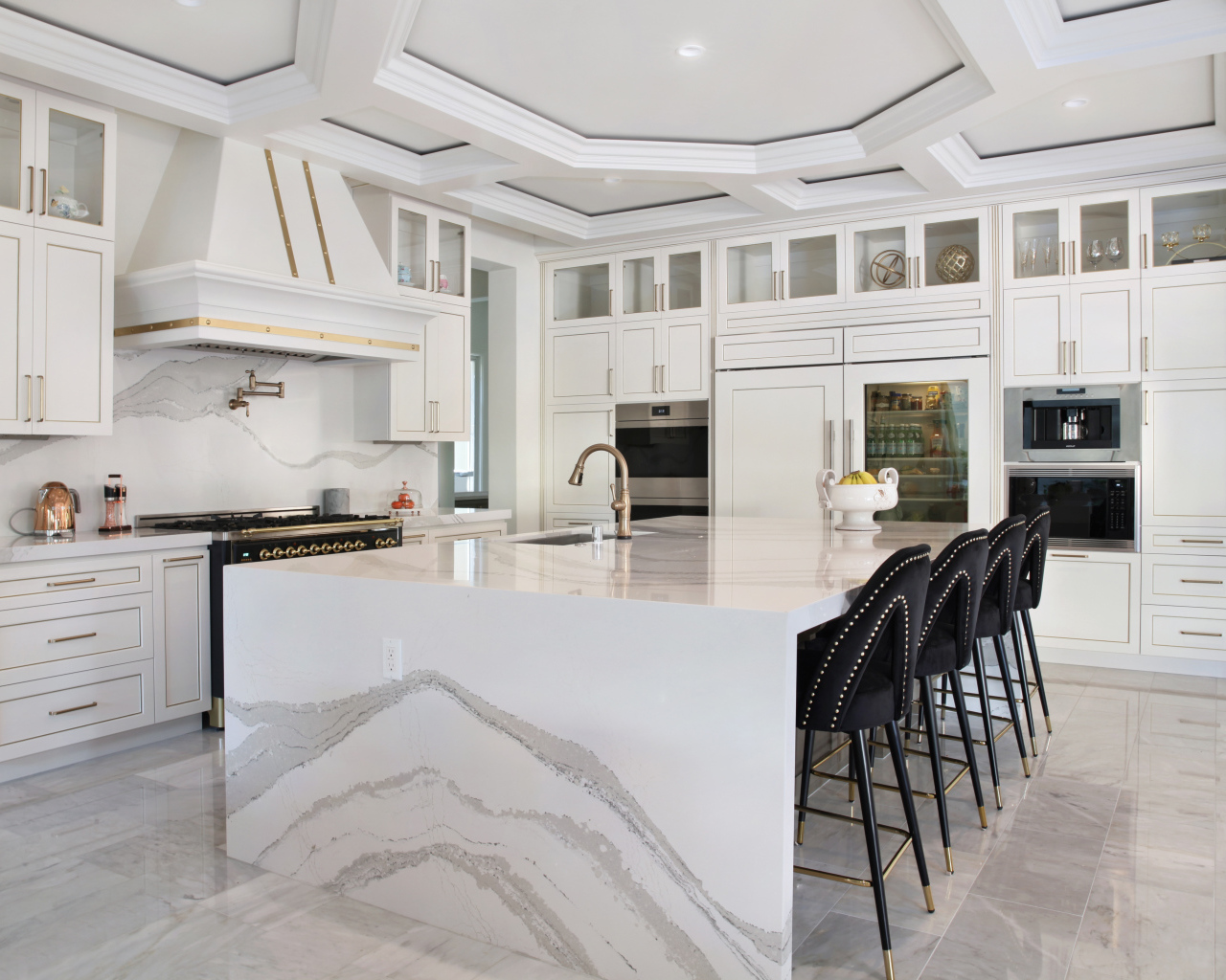 Большая спальня с черными кожаными стульями 