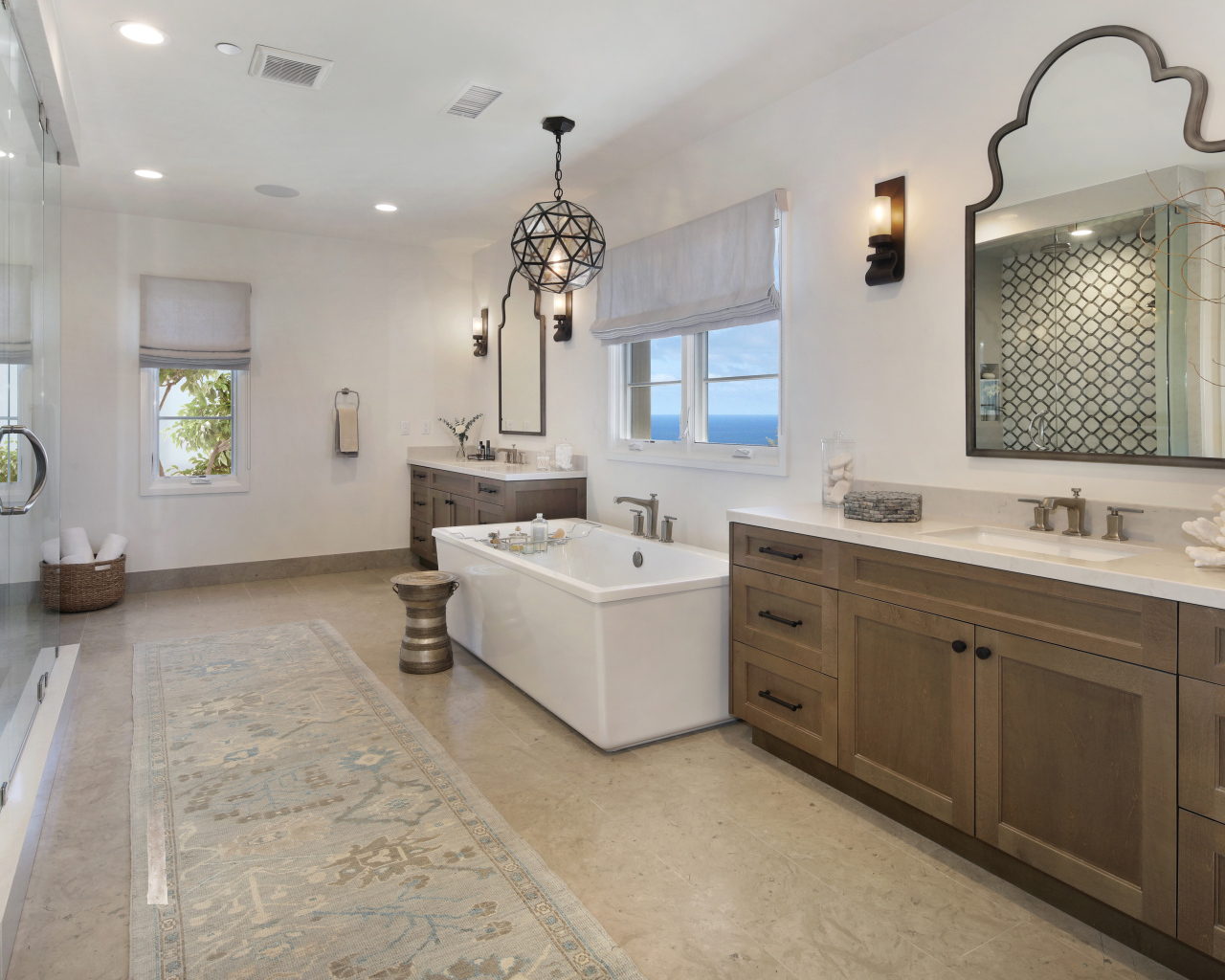 Большая светлая ванная комната 