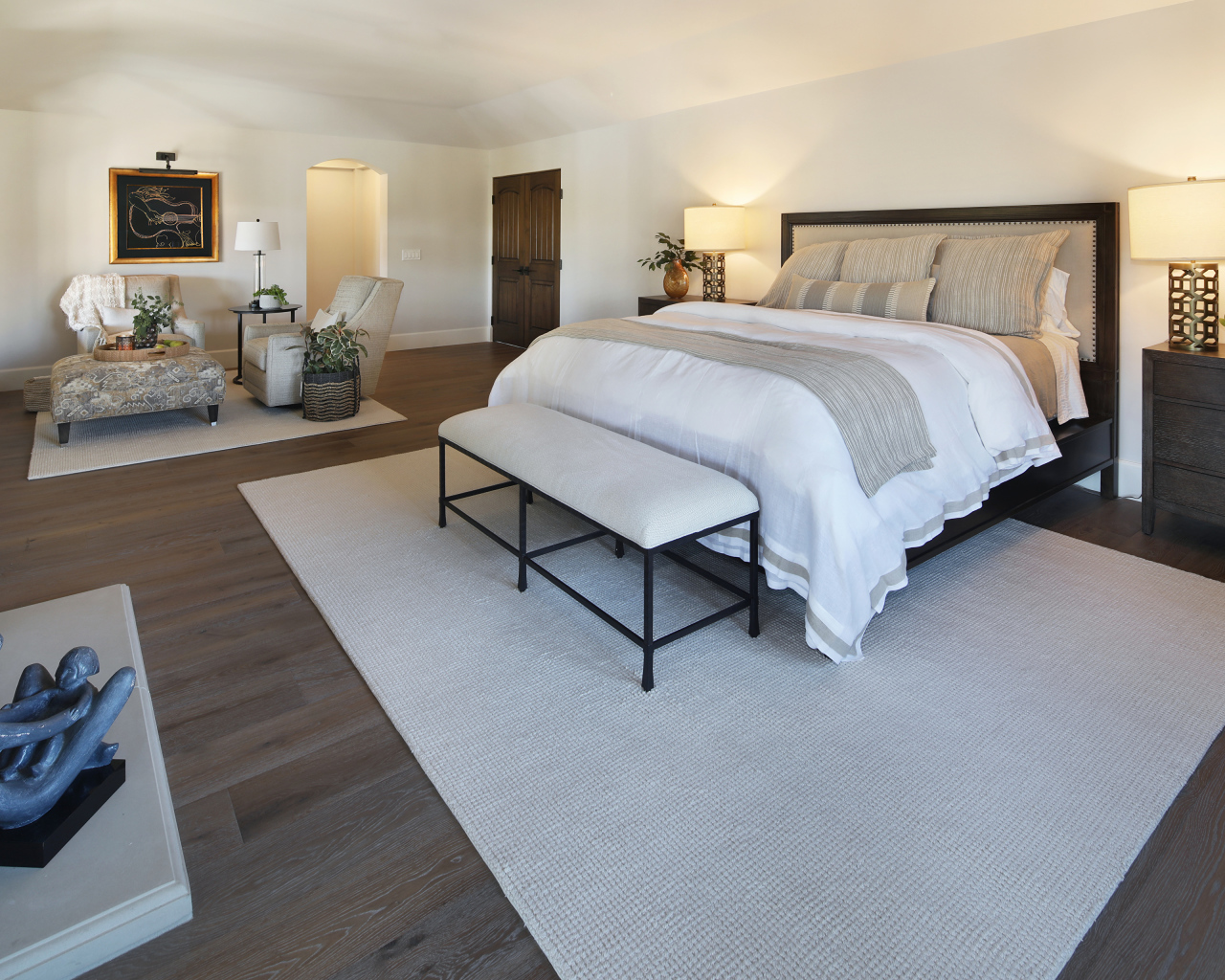 Большая светлая спальня с кроватью и мебелью