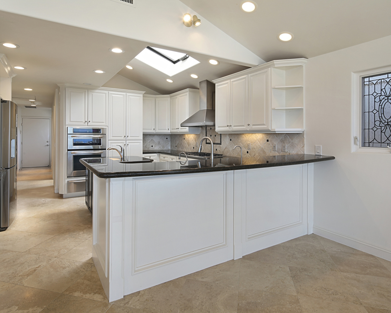 Большая светлая кухня в квартире 