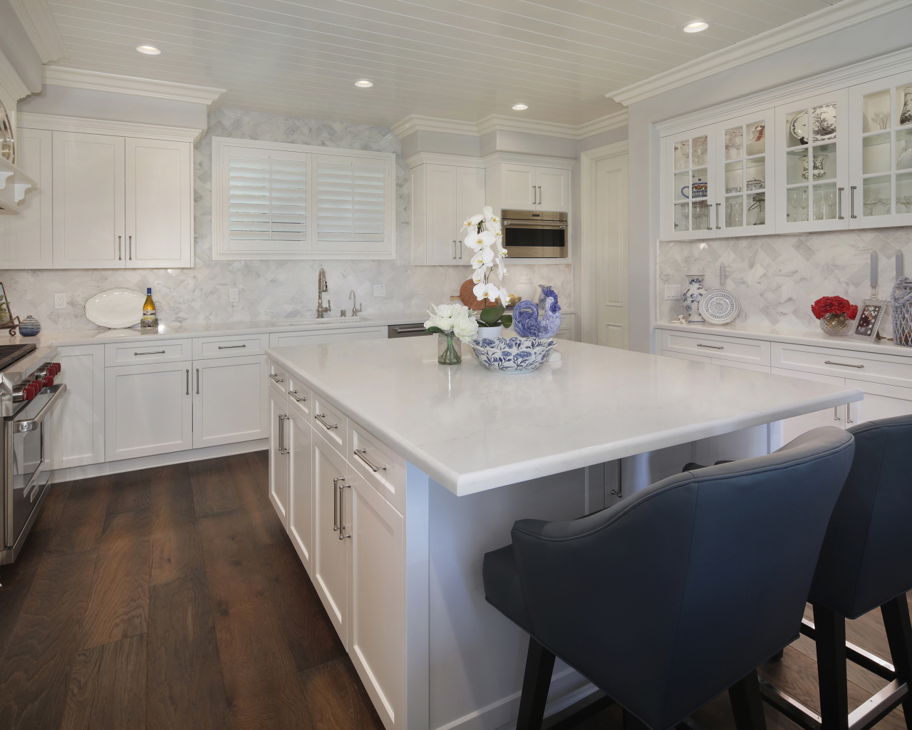 Большая светлая кухня с серыми креслами