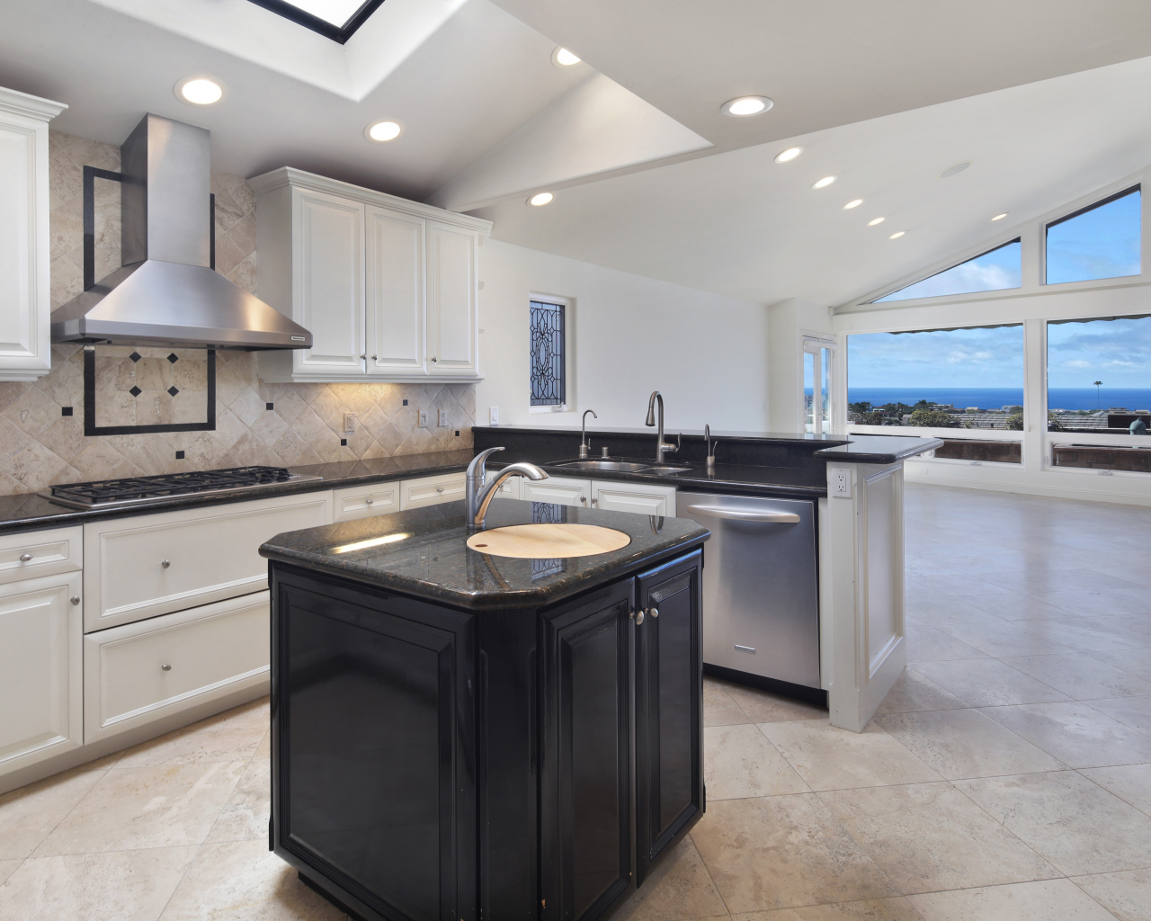 Большая светлая кухня с большим окнами