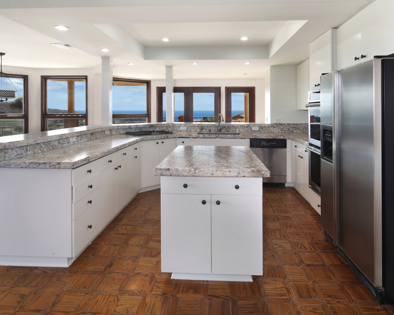 Большая светлая кухня с мраморными столешницами