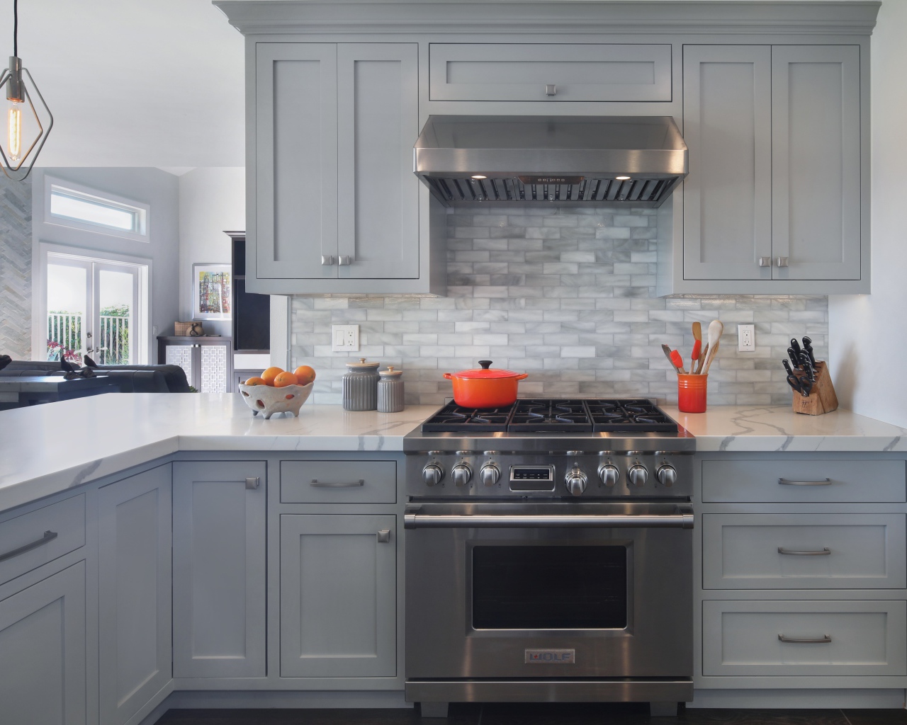 Большая газовая плита в серой кухне 