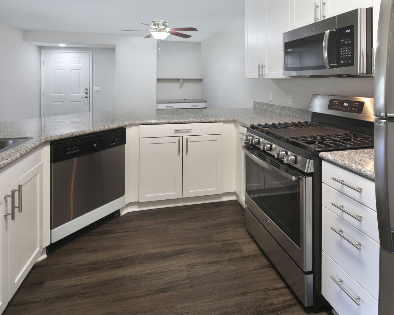 Большая кухня в серых тонах с большой плитой