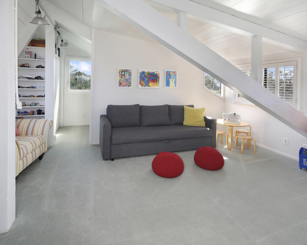 Большой серый диван в белой гостиной комнате