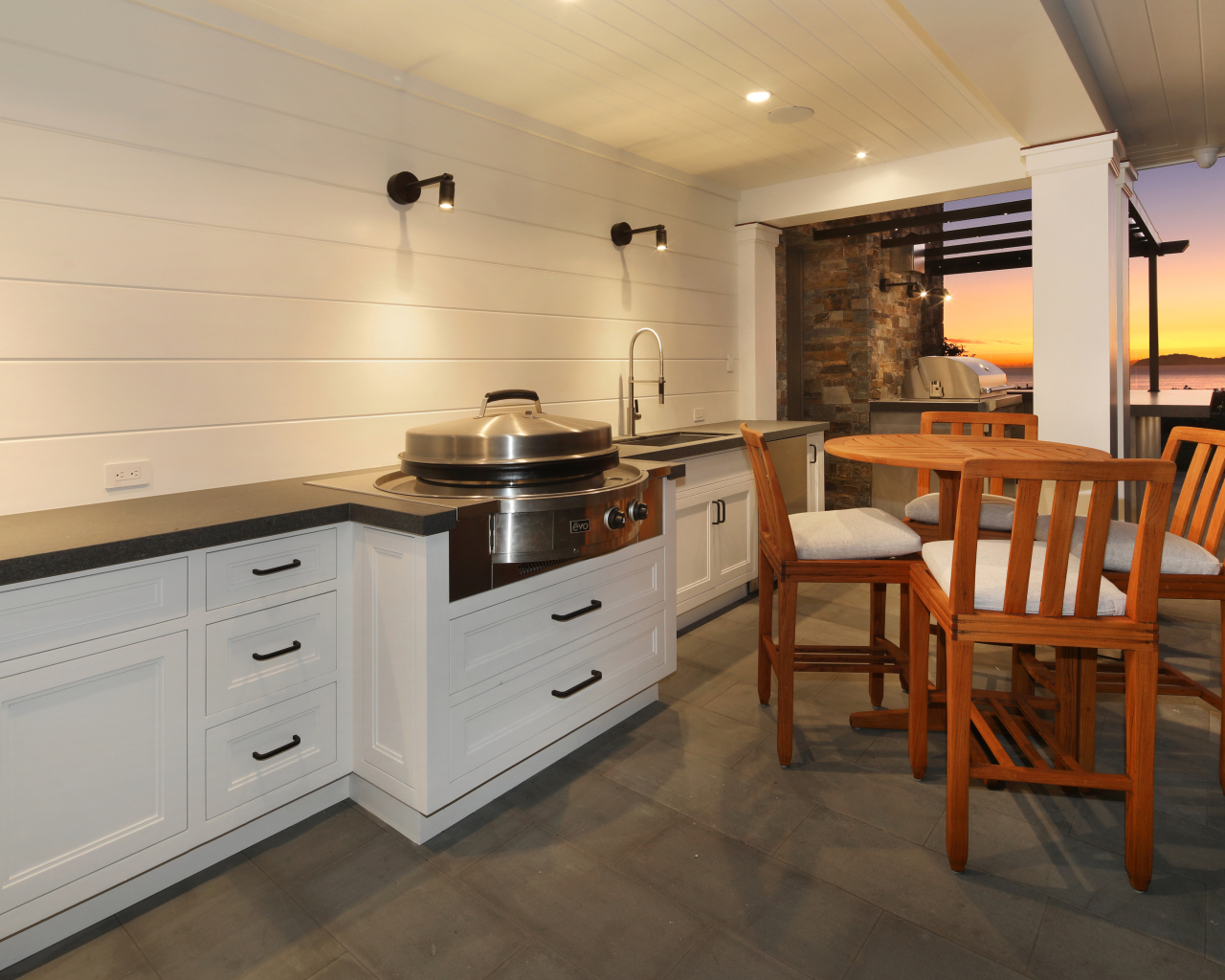 Большая кухня с деревянным столом и видом на море