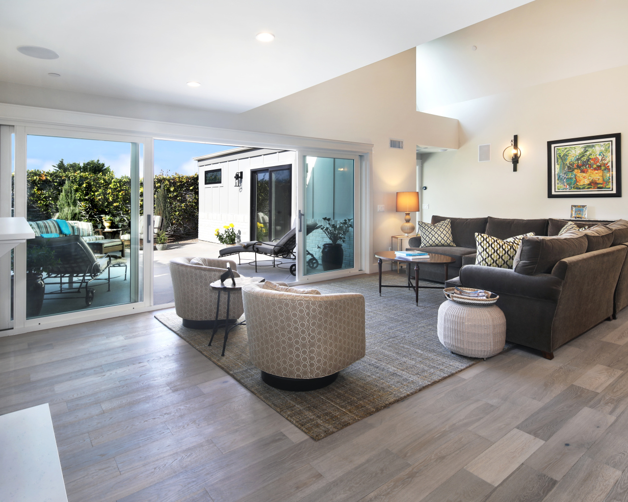 Большая гостиная комната с выходом в сад 