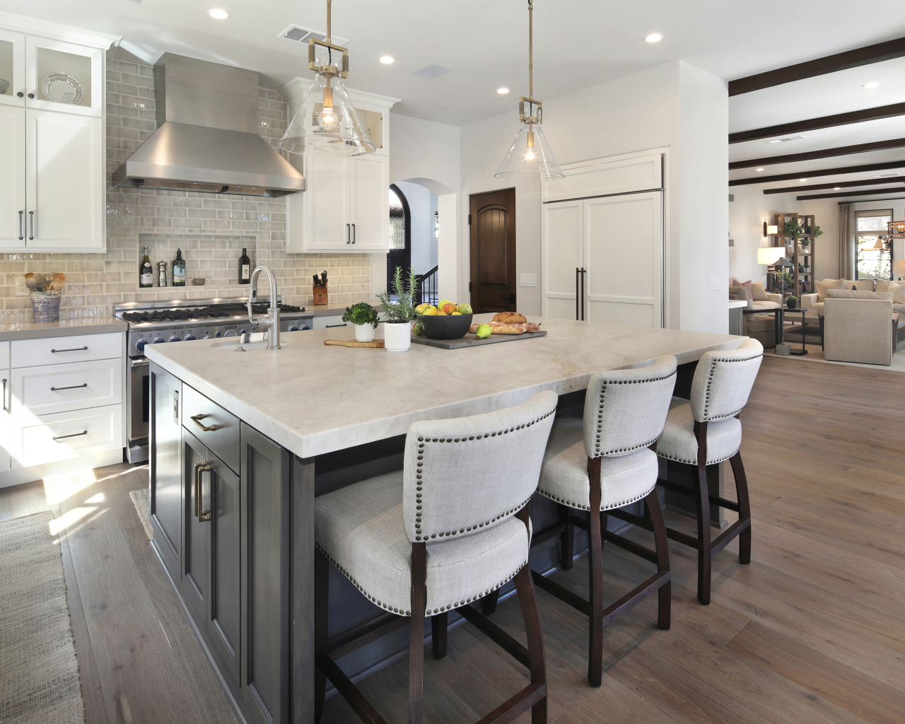 Большой мраморный стол в кухне 