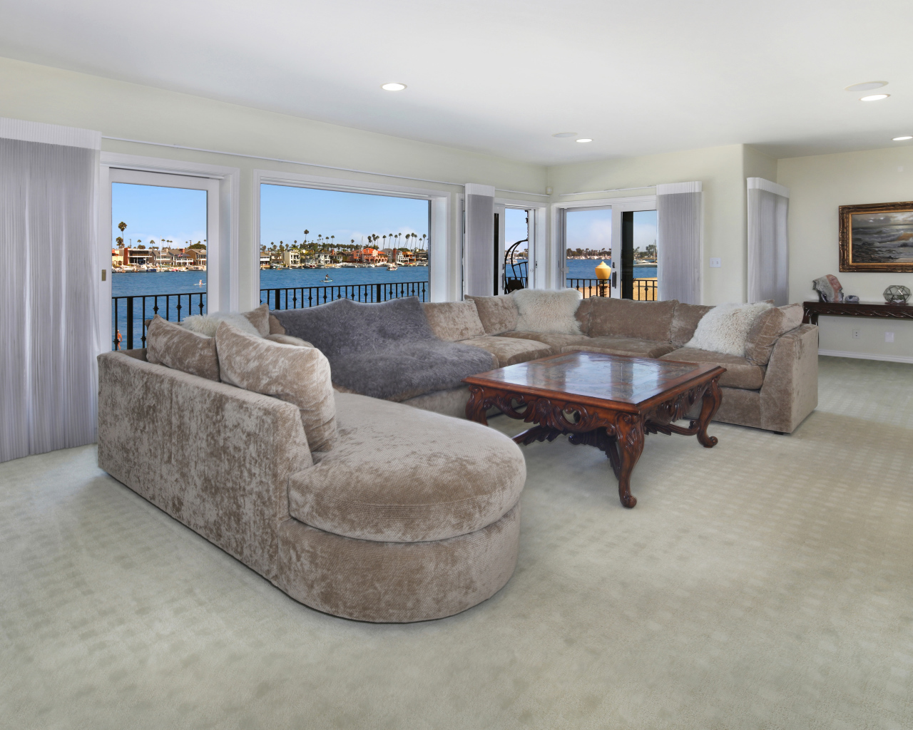 Большой диван и стол в просторной гостиной 