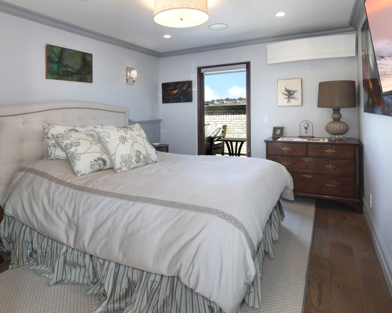 Большая мягкая кровать в спальной комнате