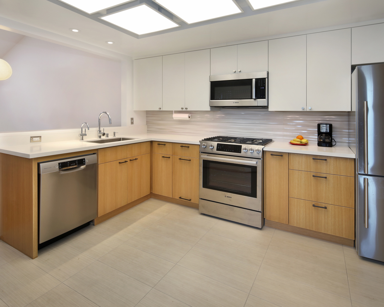 Большая просторная кухня с холодильником