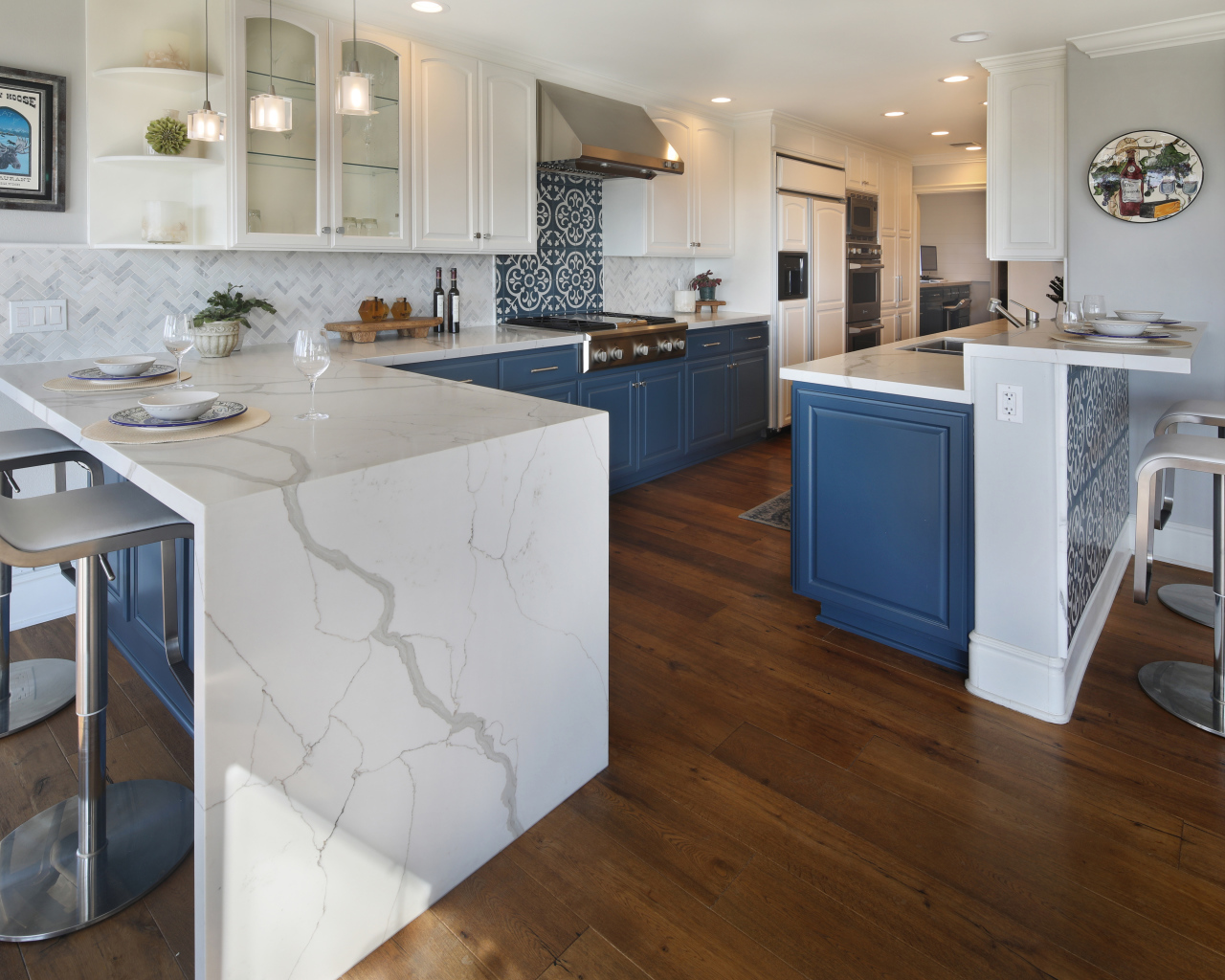 Большая стильная кухня с паркетным полом