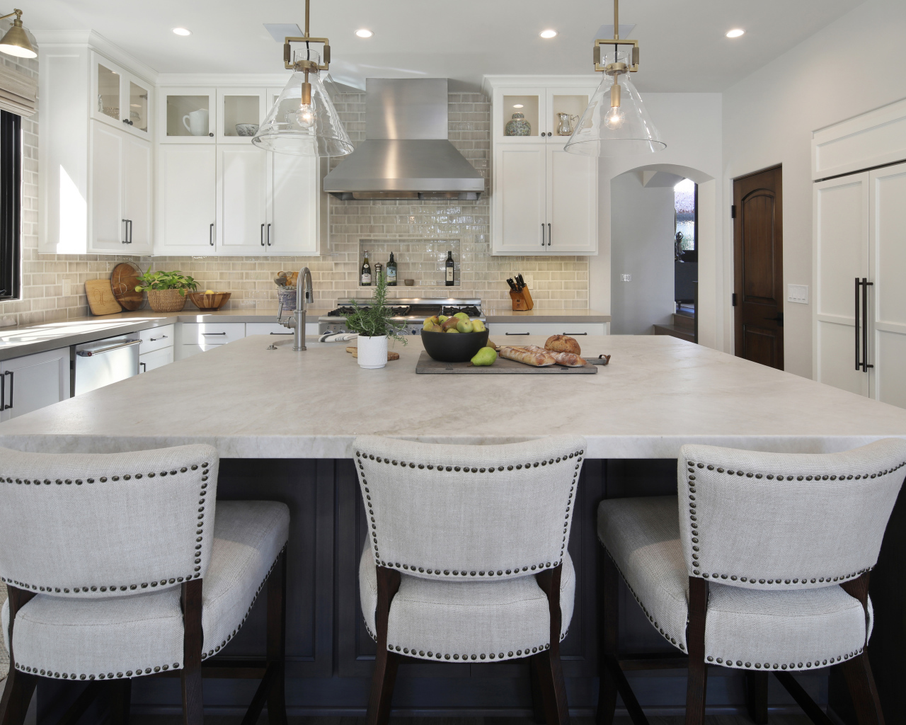 Большой стол в столовой с кухней 