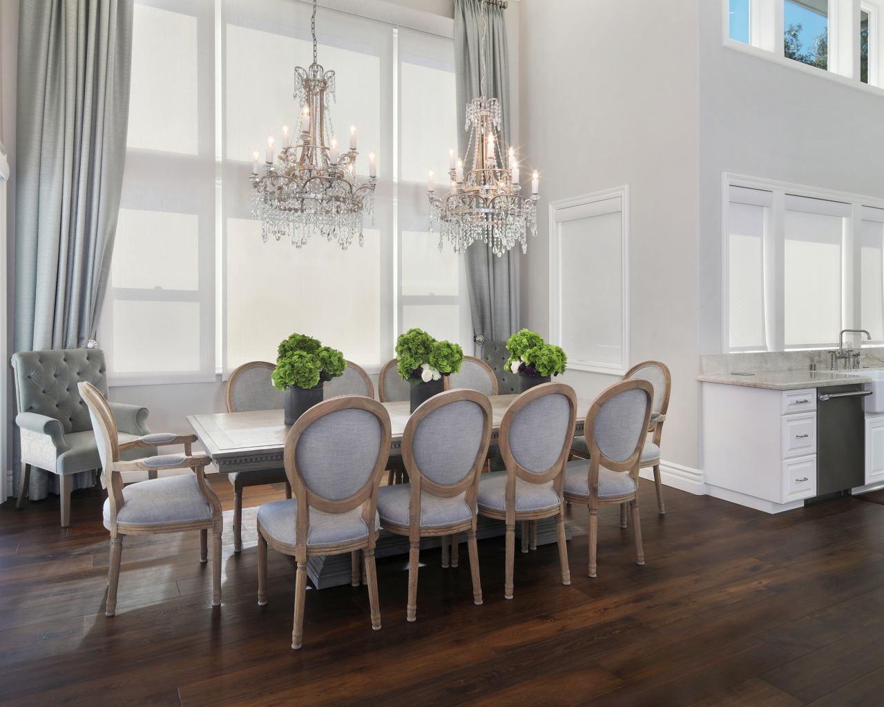 Большой стол в гостиной с красивыми люстрами