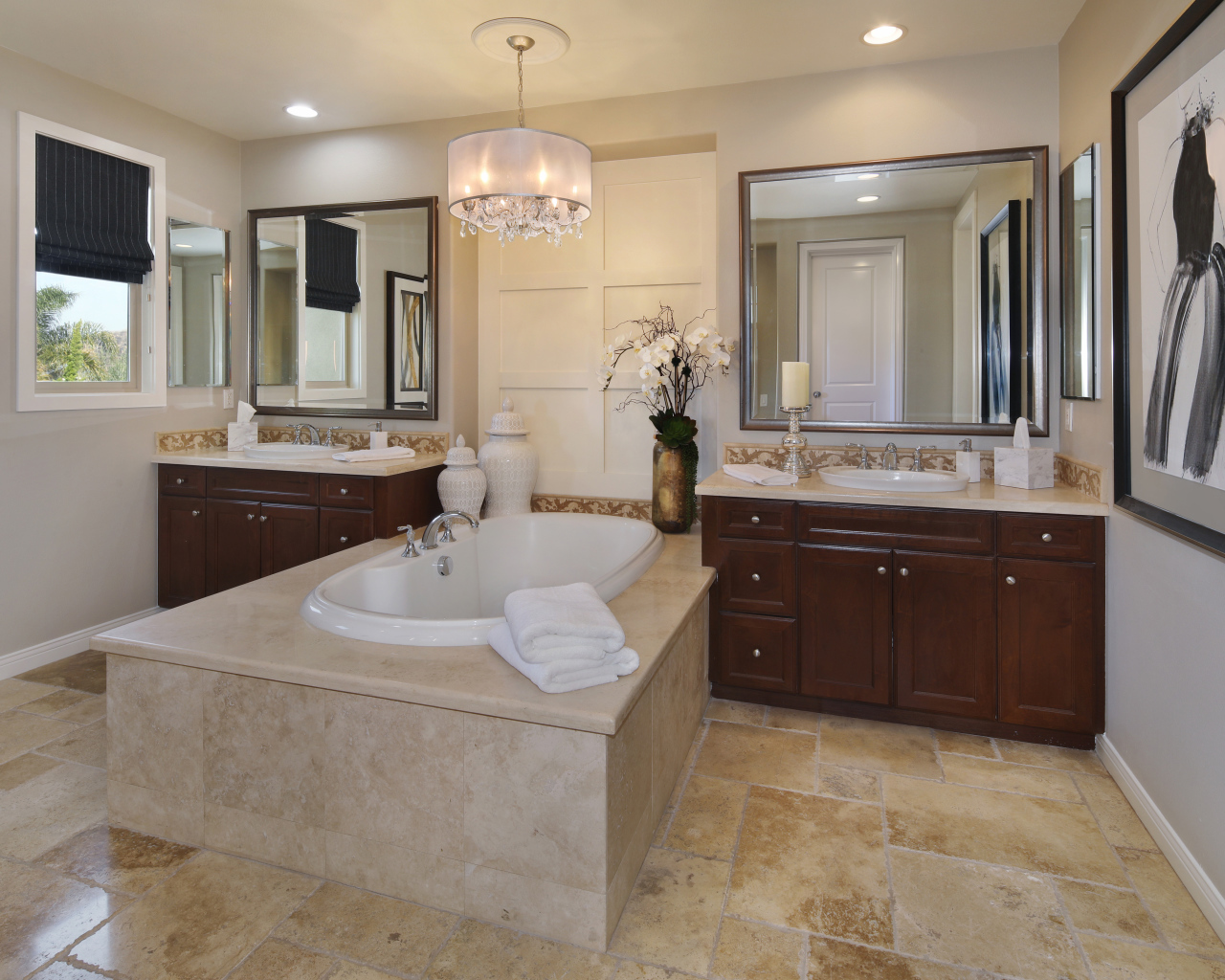 Большая белая ванная комната с зеркалами