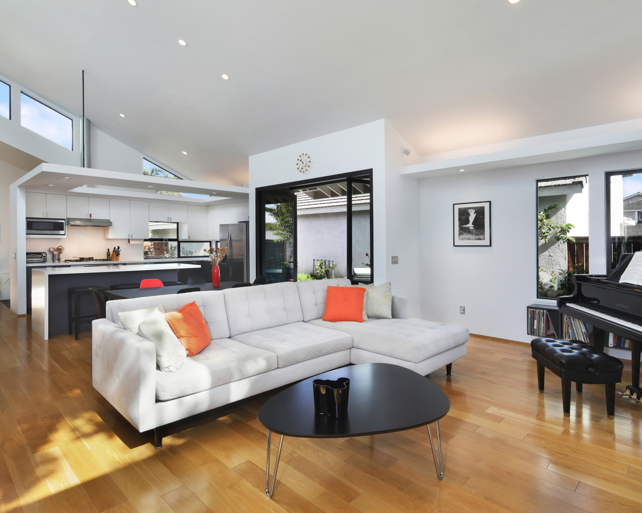 Большой белый диван в гостиной комнате с роялем