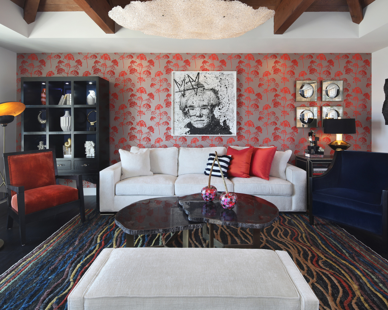 Большой белый диван в комнате с картиной на стене