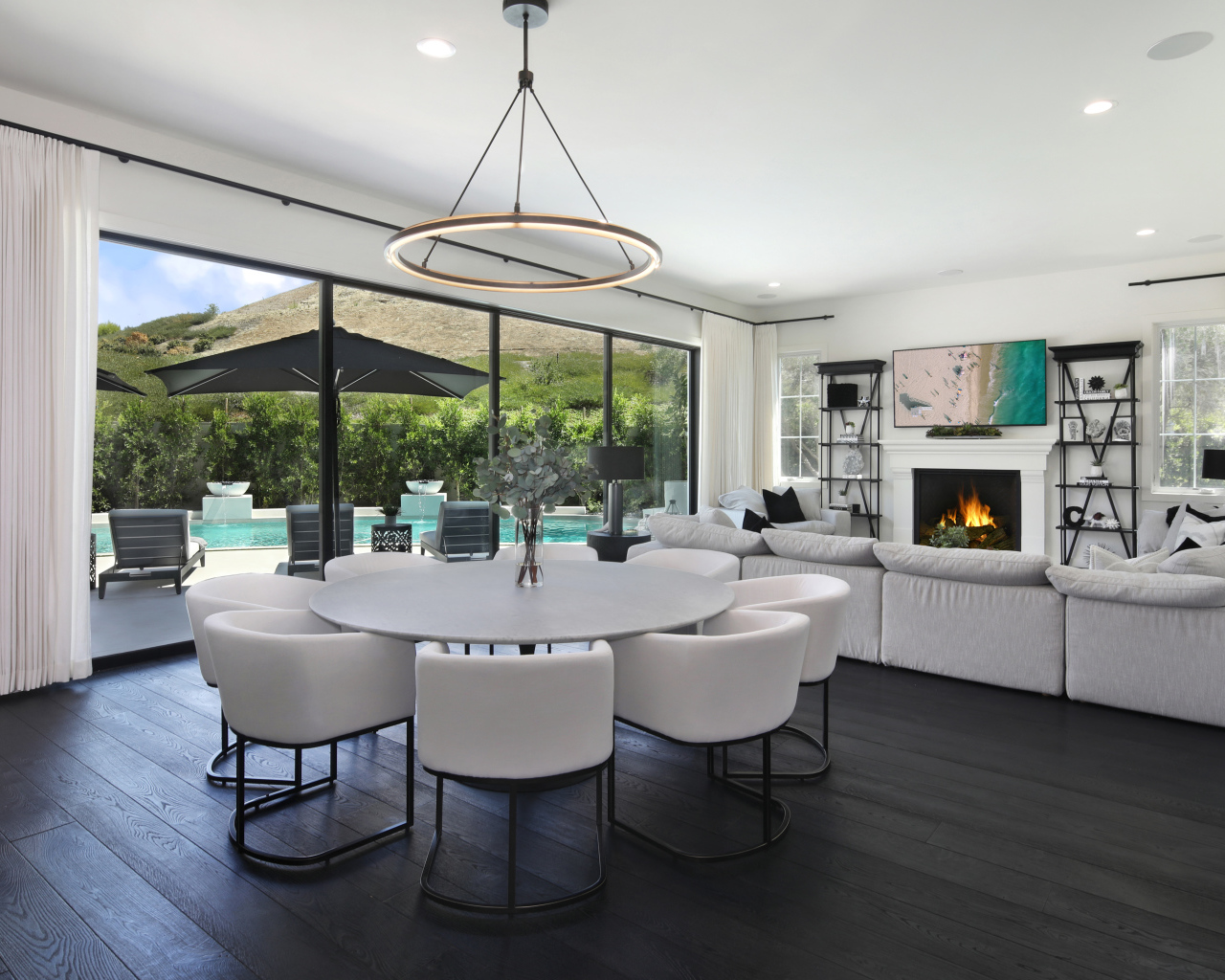 Большой белый стол в комнате с диваном и камином 