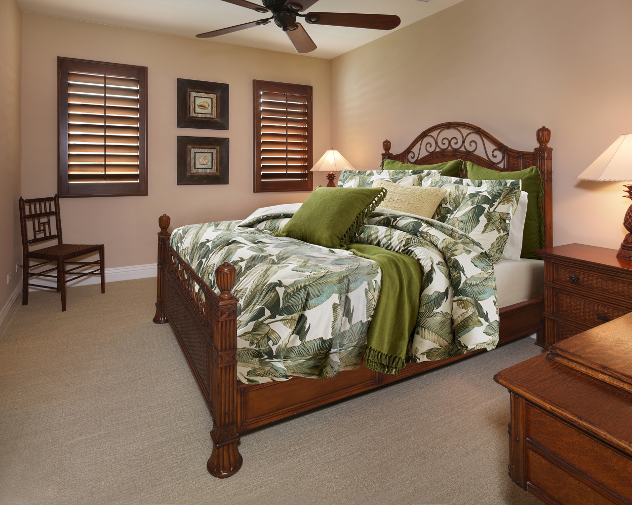 Большая деревянная кровать в спальне 