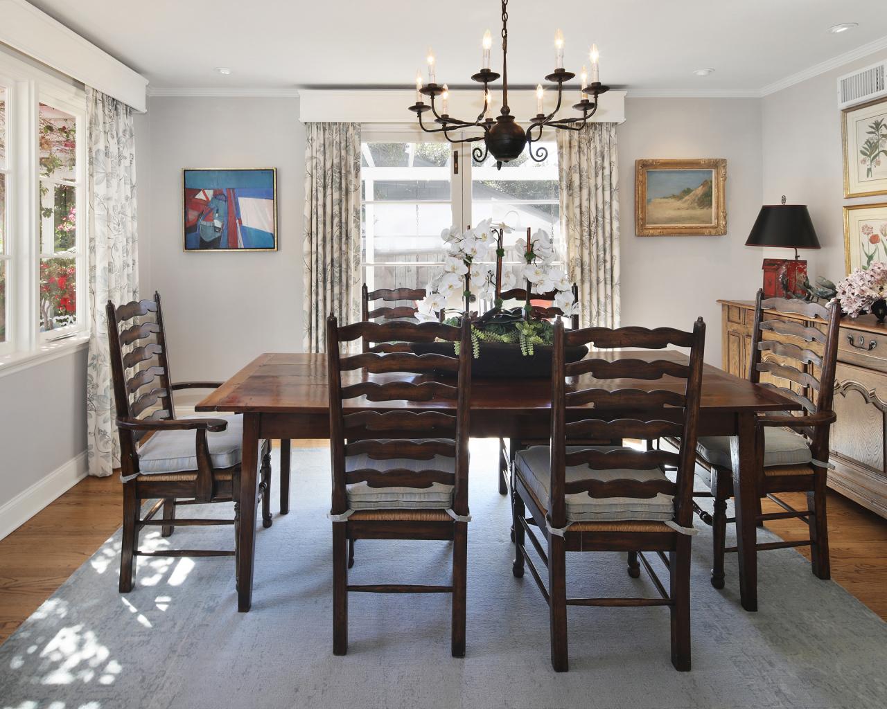 Большой деревянный стол в комнате с большими окнами