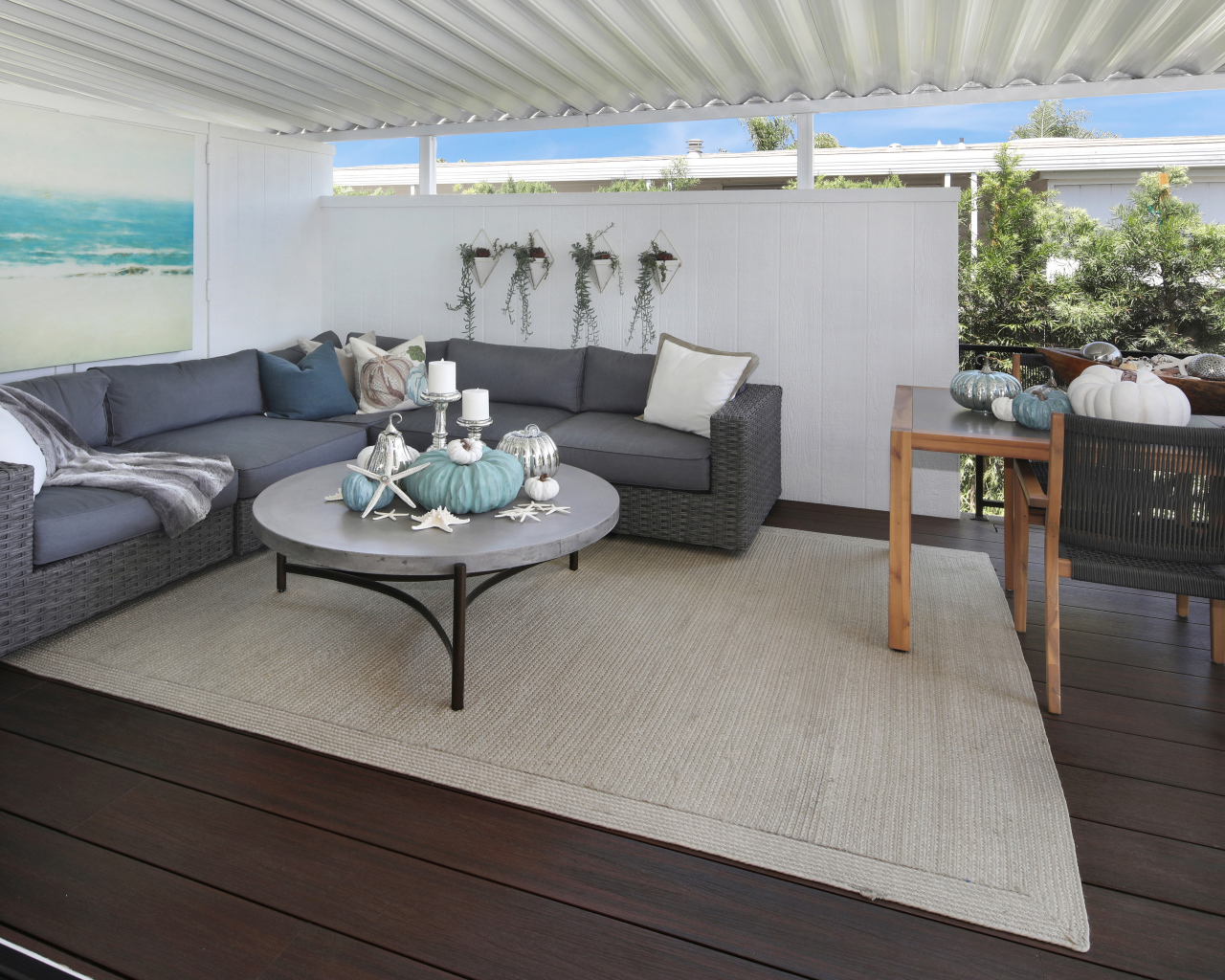 Гостиная комната с большим серым диваном