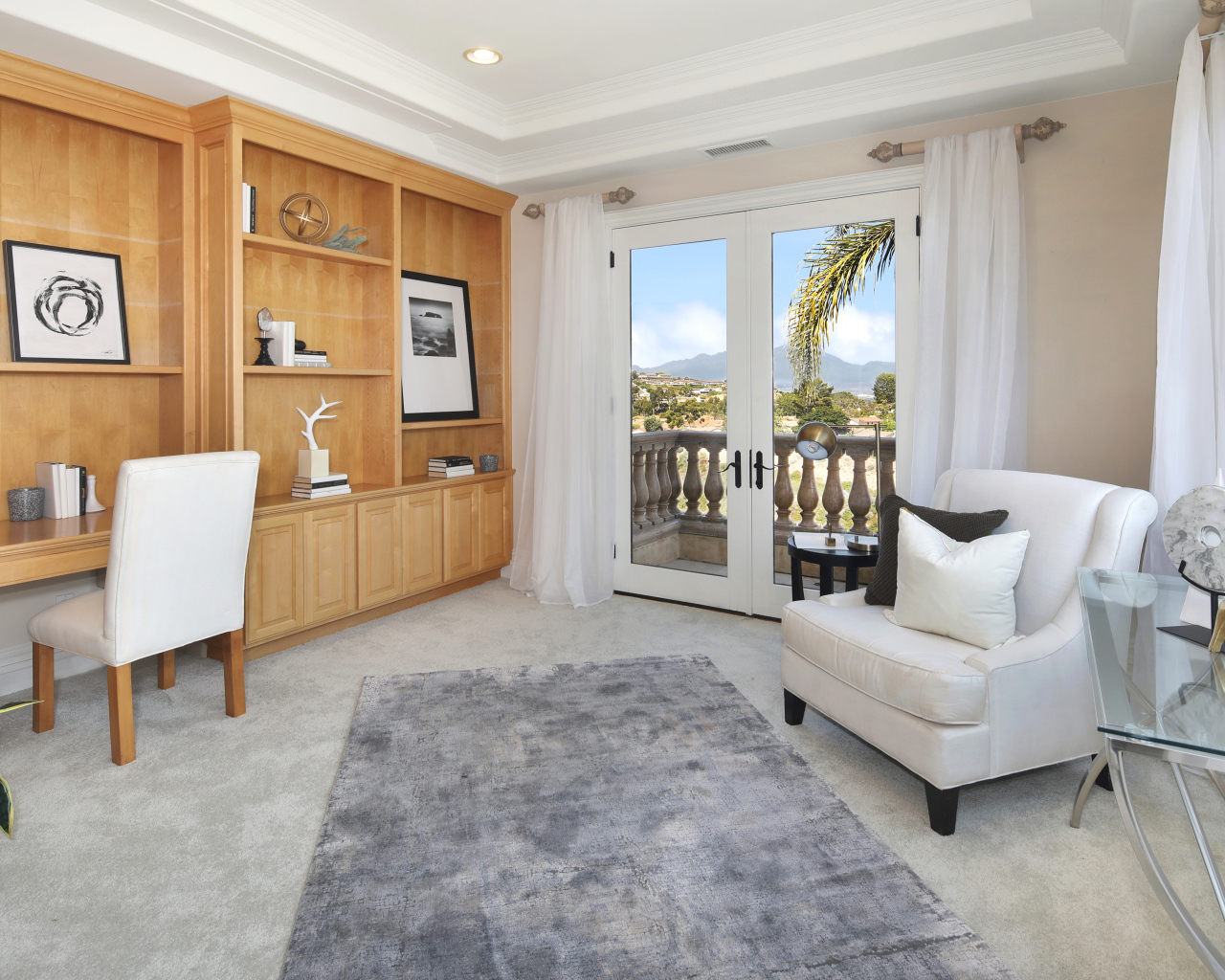 Гостиная комната с мебелью и балконом 