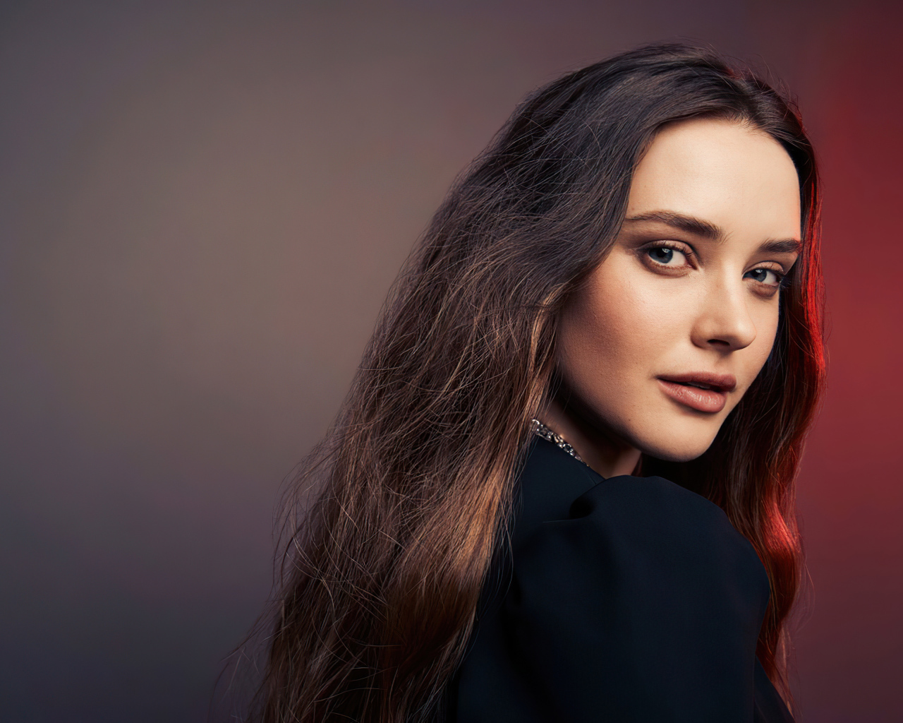 Длинноволосая девушка, актриса Кэтрин Лэнгфорд в черном платье