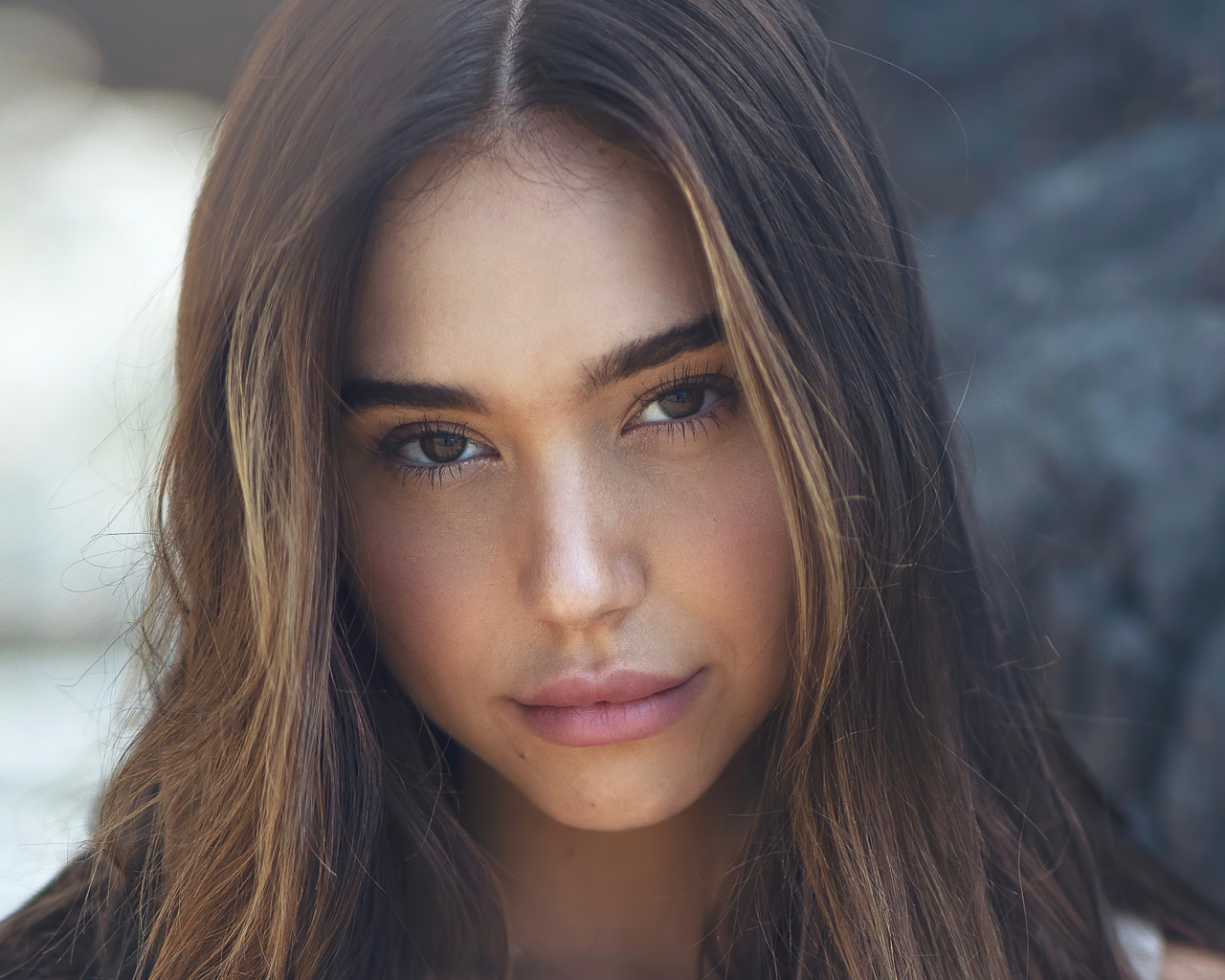 Длинноволосая актриса Алексис Рэн крупным планом