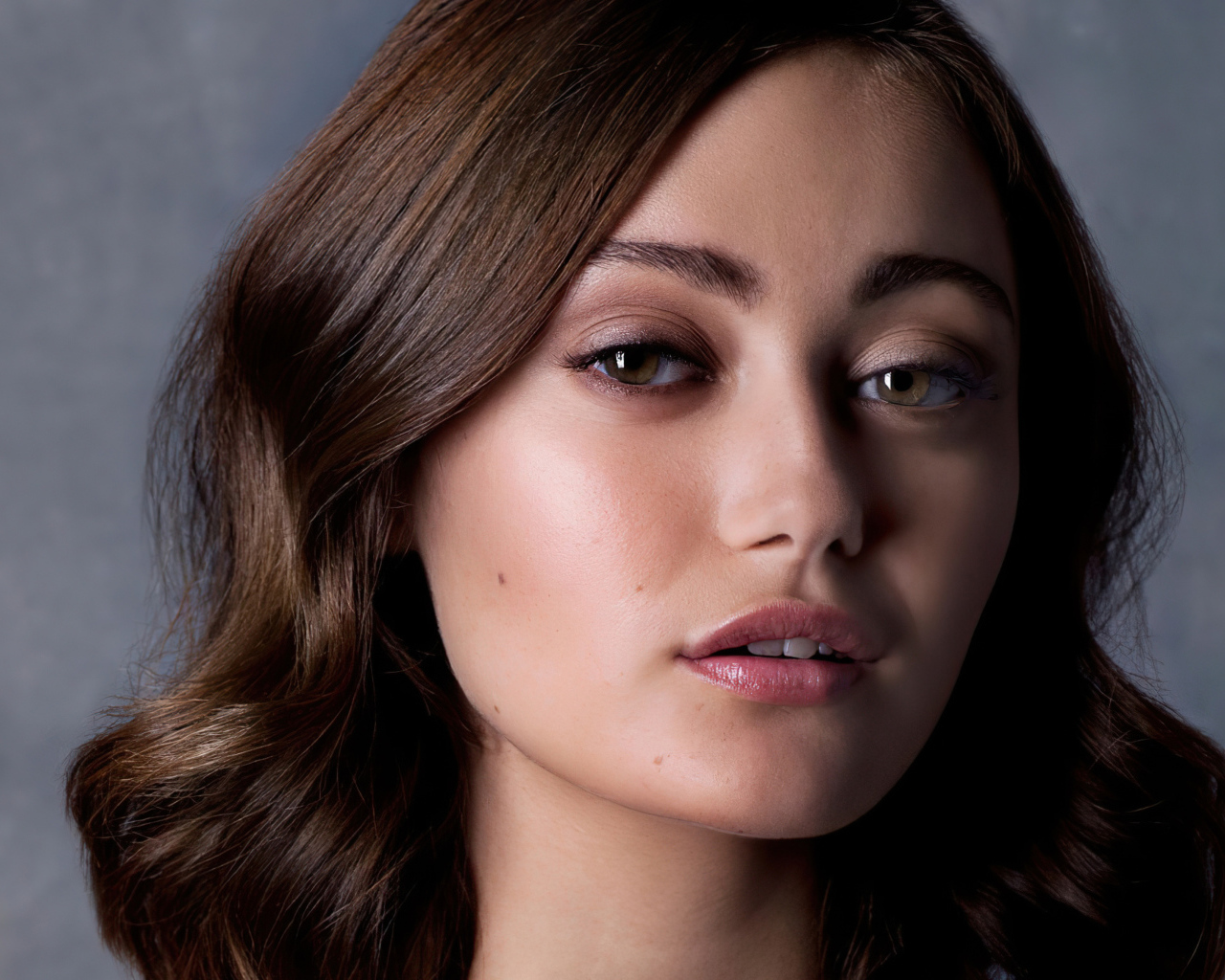 Милая девушка, британская актриса Элла Пернелл лицо крупным планом